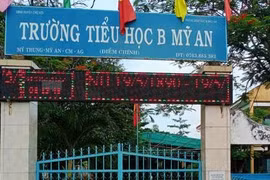 Gửi ảnh khỏa thân cho bạn gái, một hiệu trưởng bị kỷ luật