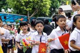 Hà Nội: Học sinh lớp 1 phấn khởi dự lễ khai giảng năm học mới
