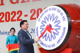 Lãnh đạo Hà Nội đánh trống khai giảng năm học mới