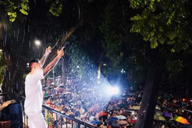 Ca sĩ Tuấn Hưng bị xem xét xử phạt vì liveshow trên ban công không phép