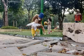 Công viên Cầu Giấy xuống cấp, tiềm ẩn nguy cơ mất an toàn cho trẻ em