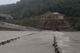 Thừa Thiên - Huế và Quảng Trị bị ảnh hưởng nặng nề do mưa lũ trái mùa
