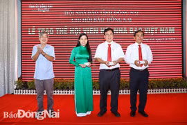 Đồng Nai trao thẻ hội viên Hội Nhà báo Việt Nam giai đoạn 2021-2026