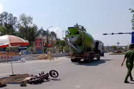 Bé gái tử vong sau va chạm với xe tải bồn