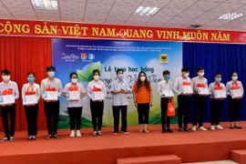 Báo Mực tím, Báo Khăn quàng đỏ thực hiện chương trình “Tết cho em” hỗ trợ trẻ có hoàn cảnh khó khăn