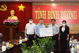 Báo Nhân Dân ủng hộ tỉnh Bình Dương 200 triệu đồng phục vụ phòng, chống dịch bệnh Covid-19