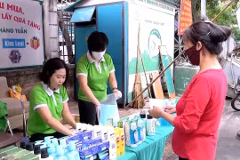 Hà Nội: Người dân hào hứng đổi rác lấy quà