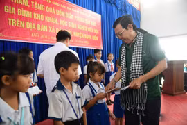 Đoàn phóng viên, biên tập viên TP HCM tặng quà học sinh nghèo hiếu học Đất Mũi
