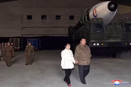 Ông Kim Jong Un tiết lộ con gái trong vụ phóng tên lửa xuyên lục địa