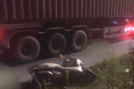 Va chạm với xe đầu kéo, 2 mẹ con đi xe máy tử vong