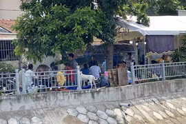 Hai anh em ruột 6 tuổi và 4 tuổi rơi xuống kênh tử vong ở TP. HCM