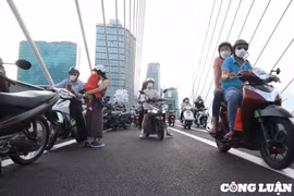 Bất chấp lệnh cấm, người dân TP. HCM vẫn vô tư đậu xe trên cầu Thủ Thiêm 1, 2