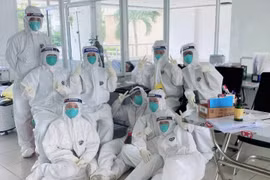 Nhiều bác sĩ xung phong ở lại bệnh viện dã chiến để điều trị bệnh nhân COVID-19