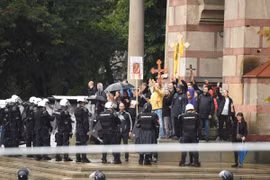 Cảnh sát Serbia đụng độ với người biểu tình cánh hữu tại cuộc tuần hành LGBTQ