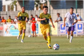 Quang Hải ra sân trong trận Pau FC thắng 1-0 trước Valenciennes
