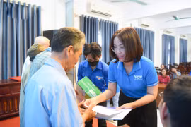 Báo Điện tử VOV tặng quà tri ân các gia đình chính sách