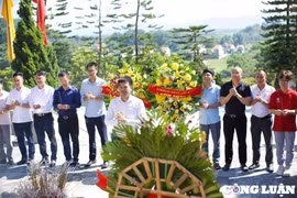 Đoàn báo chí Trung ương thường trú tại Hà Tĩnh dâng hương, tri ân các anh hùng liệt sĩ