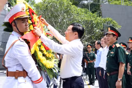 Phó Thủ tướng Thường trực Phạm Bình Minh dâng hương tại Nghĩa trang Liệt sĩ Quốc gia Vị Xuyên
