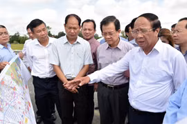 Phó Thủ tướng Lê Văn Thành kiểm tra hướng tuyến dự án cao tốc Châu Đốc-Cần Thơ-Sóc Trăng