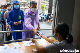 Người dân đội mưa, xếp hàng dài chờ mua vé trận đấu giao hữu giữa tuyển Việt Nam – Afghanistan
