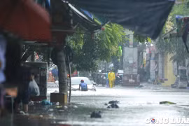 Hà Nội: Mưa lớn, nhiều tuyến phố ngập sâu trong "biển nước"