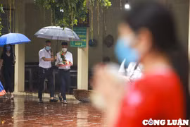 Hà Nội: Sau mưa lớn, người dân che ô đến Phủ Tây Hồ làm lễ rằm tháng 7