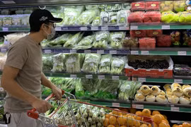 Giá cả hàng hóa vẫn "lặng thinh" dù xăng dầu giảm giá liên tiếp: Người dân chờ đến bao giờ?