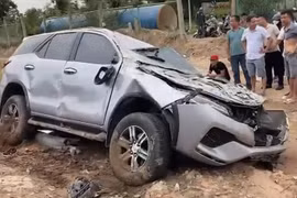Hà Nội: Toyota Fortuner bị húc văng khỏi làn cao tốc