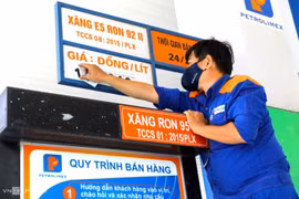 Cân nhắc giảm thêm thuế để kìm giá xăng dầu