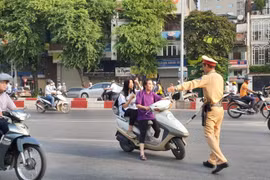 Hà Nội: Xử lý phụ huynh vi phạm luật giao thông khi đưa đón con đến trường