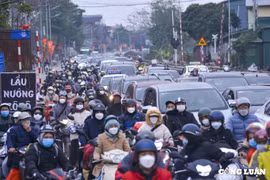 Người dân đổ về Thủ đô sau nghỉ Tết, một số cửa ngõ ùn tắc nghiêm trọng
