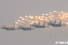 Người dân hào hứng xem màn trình diễn của tiêm kích Su-30MK2 trên bầu trời Hà Nội