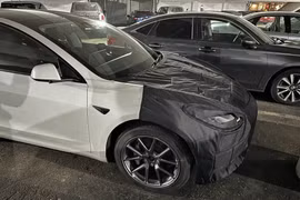 Xe điện Tesla Model 3 phiên bản mới lăn bánh trên đường