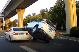 Chuyển làn đột ngột, chiếc BMW bị ô tô leo lên cửa xe