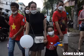 TP. HCM đông nghịt người đến xem giao hữu giữa tuyển Việt Nam – Singapore