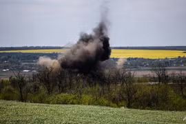 Nông dân Ukraine gieo trồng trên cánh đồng đầy bom