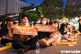 Hàng trăm người có mặt tại Phố đi bộ Nguyễn Huệ, sẵn sàng cổ vũ đội tuyển U23 Việt Nam tại SEA Games 31