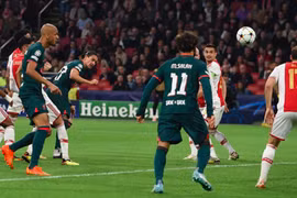 Đánh bại Ajax 3-0, Liverpool vượt qua vòng bảng Champions League