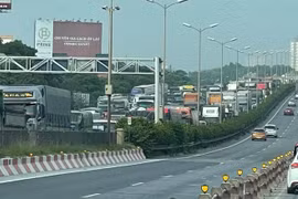 Hà Nội: Hai ô tô va chạm trên cầu Thanh Trì, đường Vành đai 3 ùn tắc kéo dài