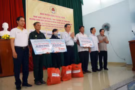 Trưởng ban Tuyên giáo Trung ương Nguyễn Trọng Nghĩa thăm, tặng quà gia đình chính sách tại Đồng Nai