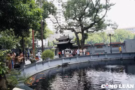 Ngôi chùa cầu duyên nổi tiếng Hà Nội tấp nập ngày đầu tháng 7