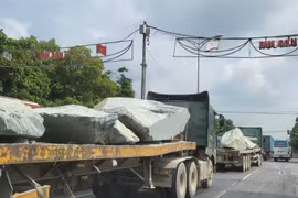 Xe chở đá tiềm ẩn nguy cơ tai nạn trên quốc lộ 1A