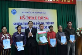 Bảo hiểm Xã hội tỉnh Đắk Lắk: Trao tặng sổ BHXH, thẻ BHYT cho người dân có hoàn cảnh khó khăn
