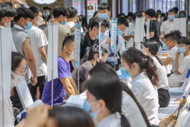 Trung Quốc: Du học sinh không muốn về nước vì thị trường việc làm ảm đạm