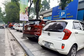Hà Nội chỉ đạo "nóng" xử lý điểm đỗ xe ôtô gây hư hỏng, xuống cấp vỉa hè lát đá