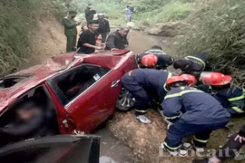 Lào Cai: Giải cứu 2 người trên xe du lịch bị rơi xuống cống