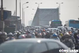 5 ô tô va chạm liên hoàn trên cầu Chương Dương gây ùn tắc nghiêm trọng