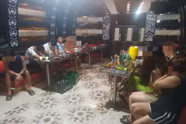 Triệt phá tụ điểm chứa mại dâm núp bóng quán Karaoke