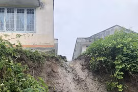 Bão Noru gây mưa lớn ở Kon Tum: Nhiều xã mất điện, nguy cơ sạt lở cao ở các điểm trường, tuyến đường
