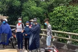 Hải Dương: Xe đầu kéo chuyển hướng va chạm với xe máy, một cô gái tử vong